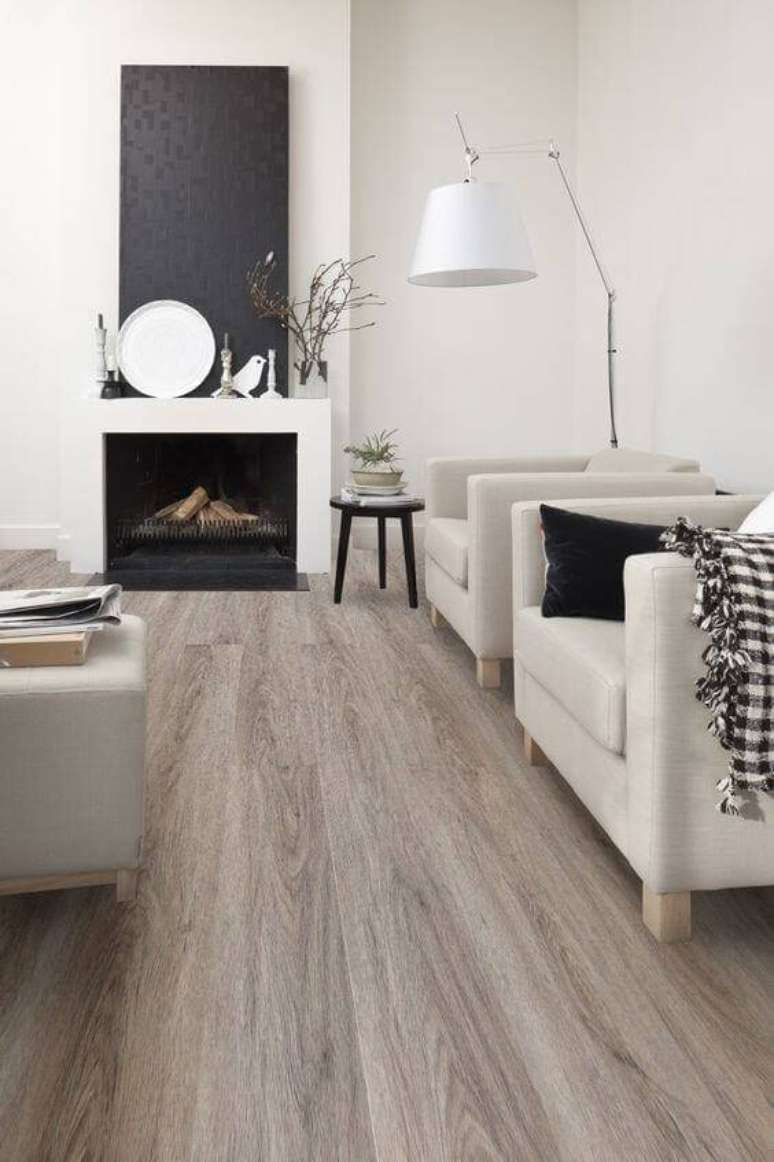 11. Carpete de madeira para sala de estar clássica com poltronas e mesa de centro – Foto Pinterest