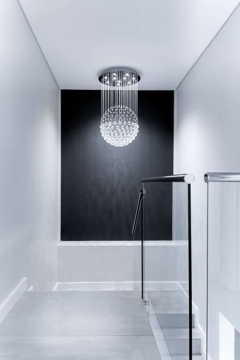 2. Guarda-corpo de vidro e lustre para escada de cristal. Fonte: Pr&oacute;-Reforma