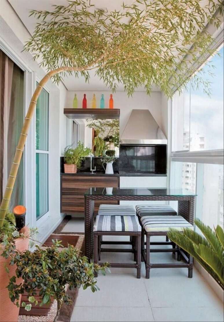 39. Decoração simples de varanda gourmet para apartamento pequeno com churrasqueira – Foto: Pinterest