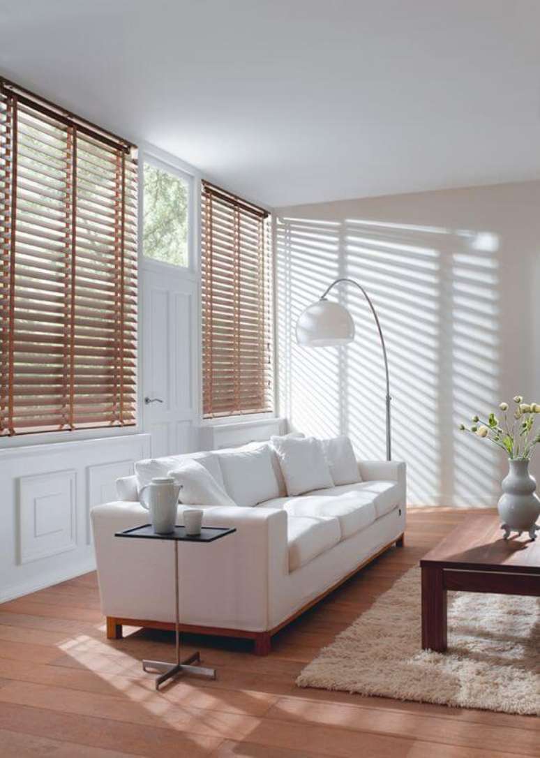 33. Controle a entrada de luz natural no ambiente com a persiana de madeira horizontal. Fonte: Pinterest