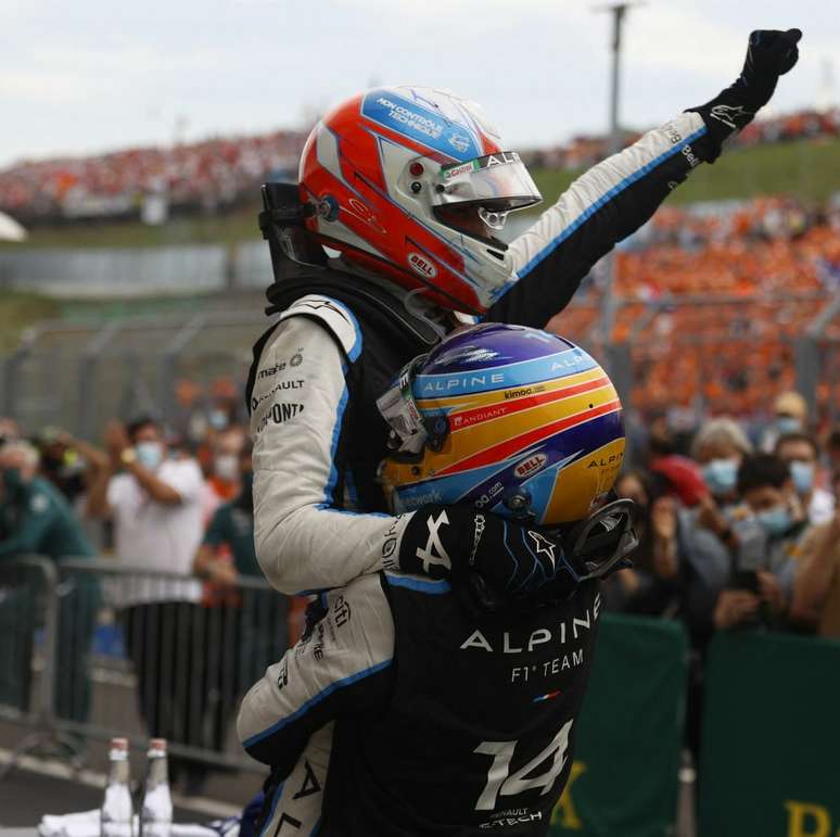 Alonso celebra vitória de Ocon 