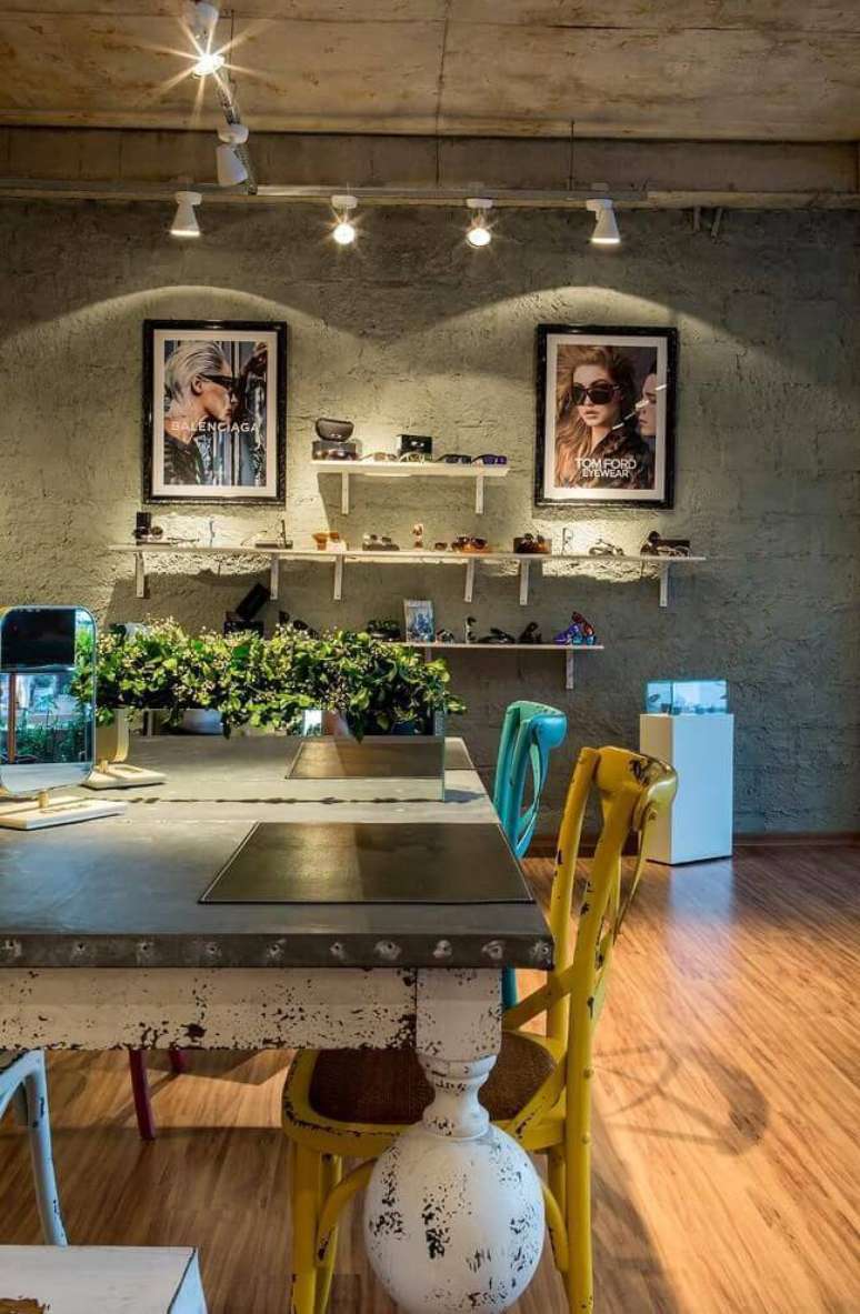 30. Carpete para sala em tons de bege com decora&ccedil;&atilde;o cl&aacute;ssica &ndash; Foto JC Decor