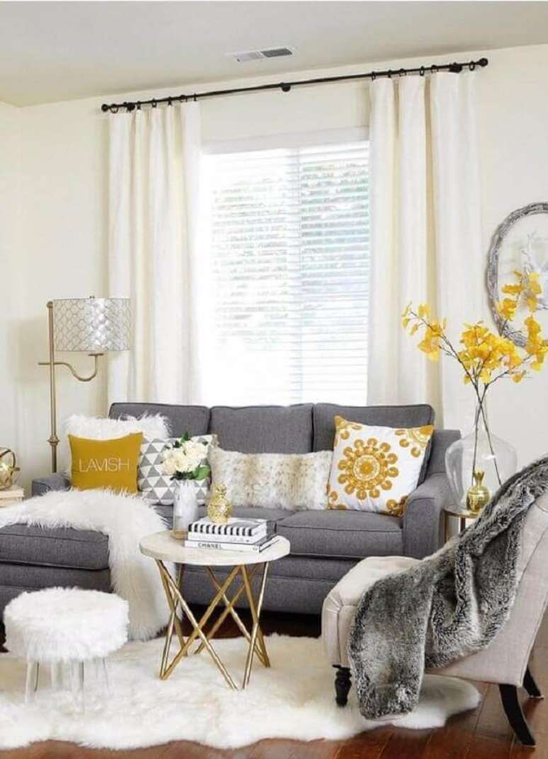 26. Decoração de sala branca com sofá cinza e puff banqueta redondo pequeno – Foto: Home Fashion Trend