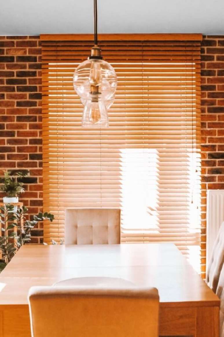 46. Sala de jantar decorada com persiana de madeira. Fonte: Pinterest