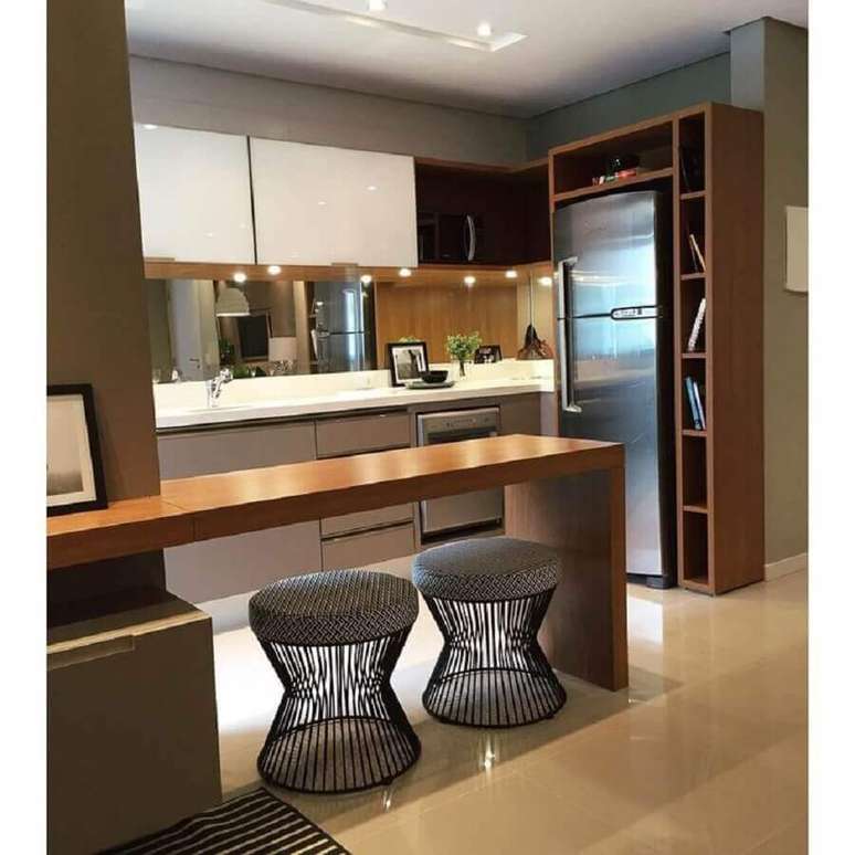 40. Puff banqueta decorativa para cozinha americana com bancada de madeira &ndash; Foto: Pinterest