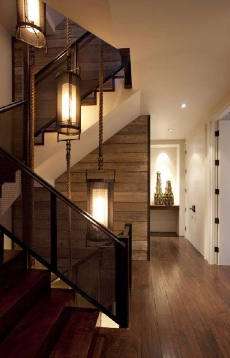 13. O lustre para escada se estende por todos os andares do imóvel. Fonte: Pinterest