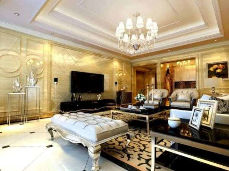 25. Decoração de gesso no quarto luxuoso com lustre de cristal e móveis classicos – Foto Pinterest