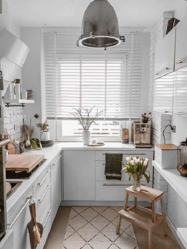 4. A persiana de madeira branca se mistura a decoração clean da cozinha. Fonte: Pinterest