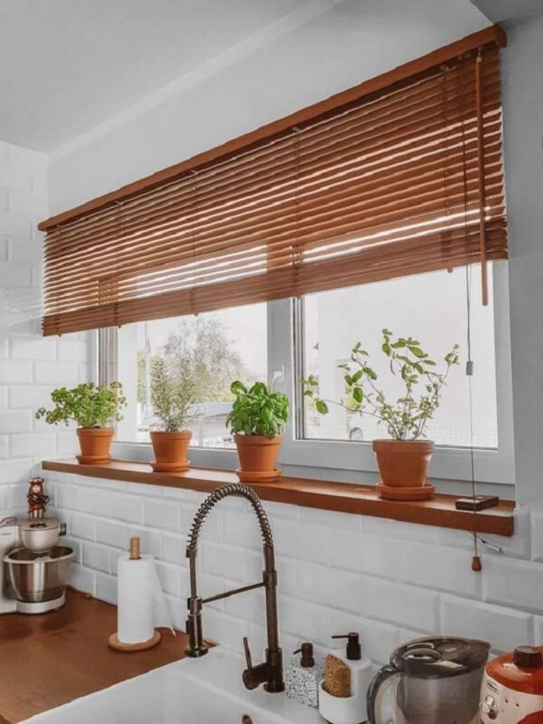 38. Para as janelas da cozinha, invista em uma persiana de madeira. Fonte: Pinterest