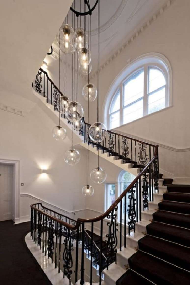 5. O lustre para escada redondo acompanha a decoração clássica do espaço. Fonte: Pinterest