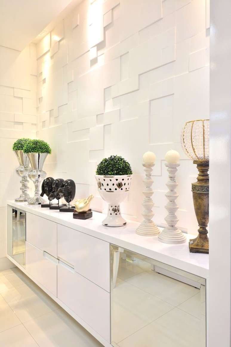 42. Decoração de gesso branco na parede da sala de jantar moderna com buffet espelhado – Foto Homify