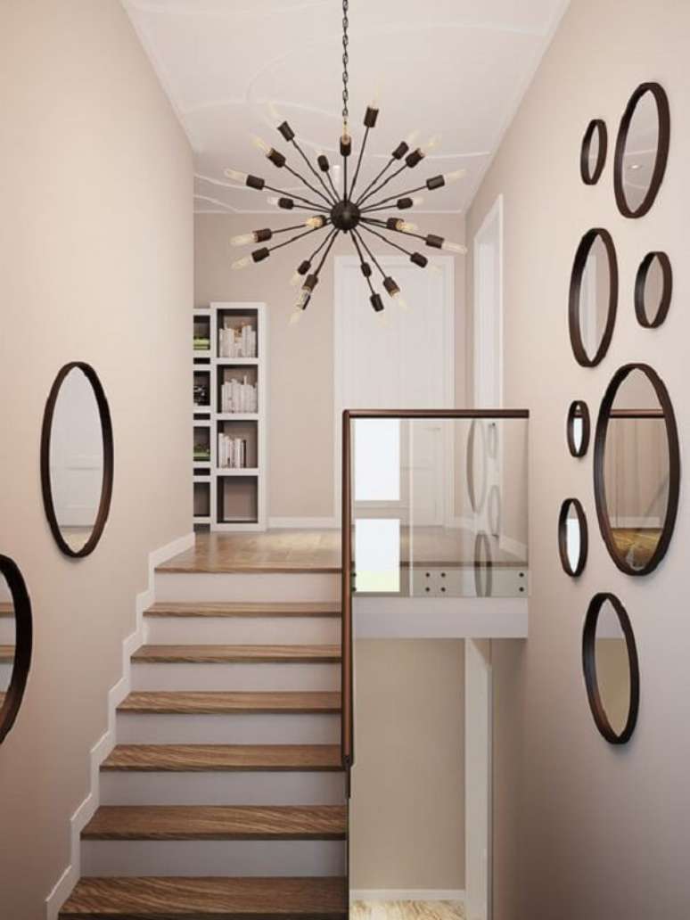 7. A lâmpada usada também vai influenciar tanto no lustre para escada como na beleza da decoração. Fonte: Pinterest