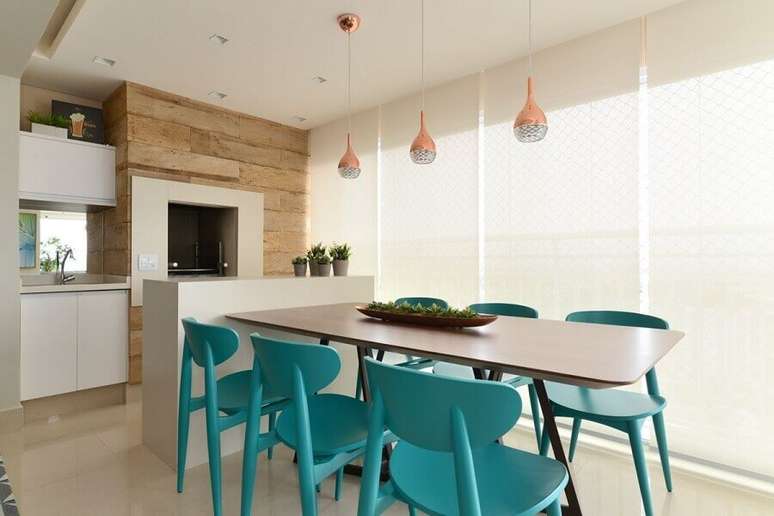 2. Decoração em cores claras e cadeira azul turquesa para apartamento com varanda gourmet – Foto: Danyela Corrêa