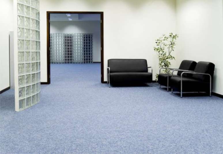 47. Sala de espera com carpete azul – Foto Mk Carpetes