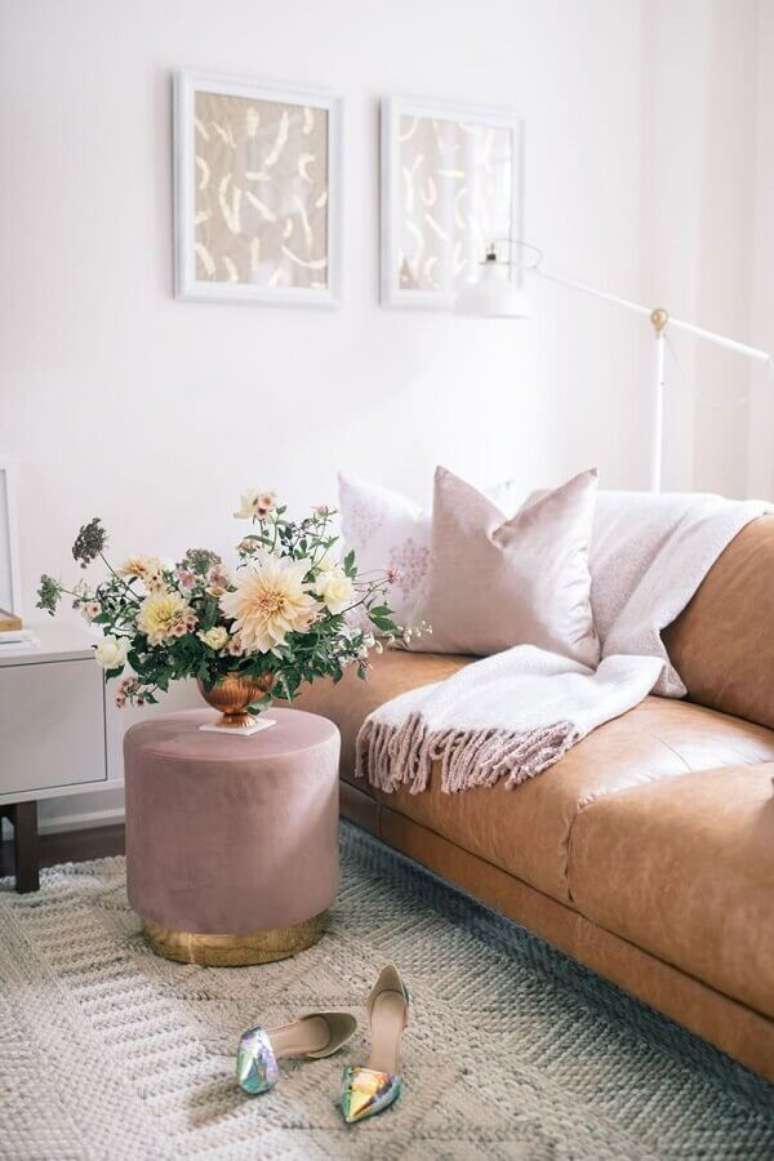 52. Puff banqueta redondo rosa para decoração de sala com sofá de couro marrom – Foto: The Blondie Locks