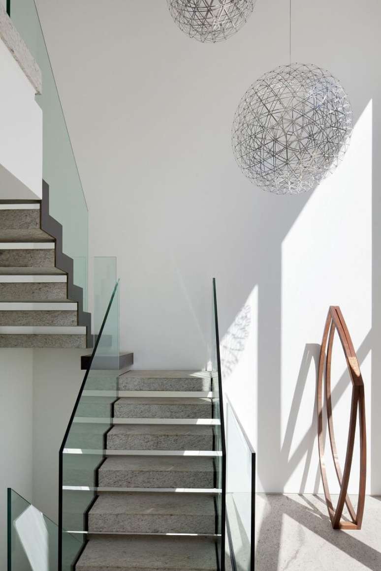 23. Modelo de lustre pendente para escada de mármore. Projeto de Gisele Taranto