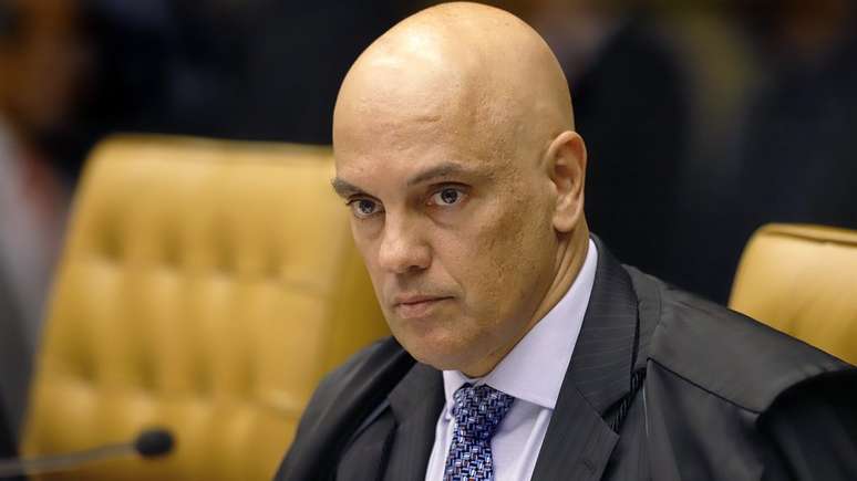 Moraes considerou que as falas do presidente atentam contra a democracia e a independência do Poder Judiciário,