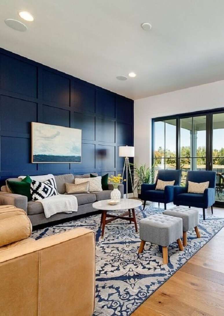 8. Decoração de sala azul com abajur de chão e puff banqueta quadrado – Foto: Home Fashion Trend
