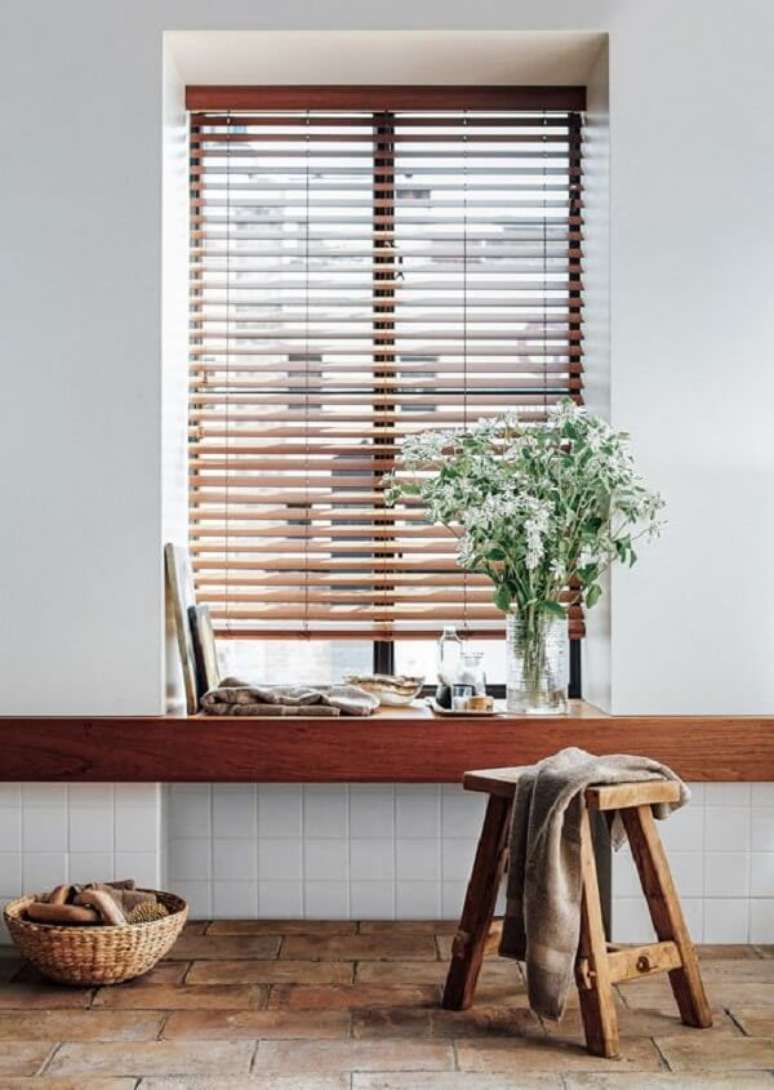 9. A cortina persiana de madeira se encaixa perfeitamente na decoração do ambiente. Fonte: Pinterest