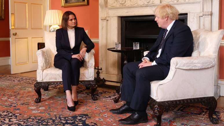 Tikhanovskaya - vista aqui com o primeiro-ministro britânico Boris Johnson em Londres - está em viagem diplomática pela Europa