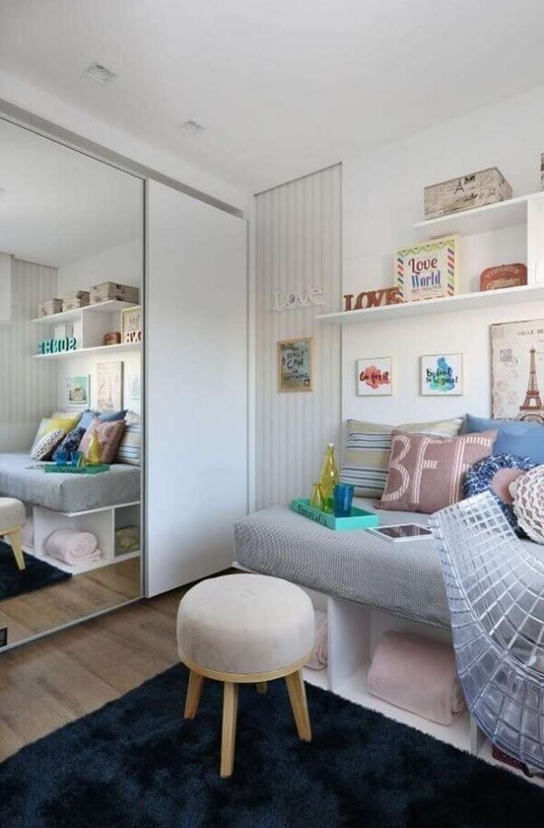 23. Decora&ccedil;&atilde;o de quarto de solteiro com tapete preto e puff banqueta redondo &ndash; Foto: Lucia W Juniski