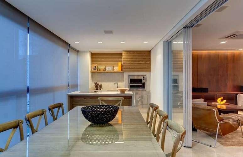 32. Decoração de apartamento com varanda gourmet e sala de estar integrada – Foto: Homify