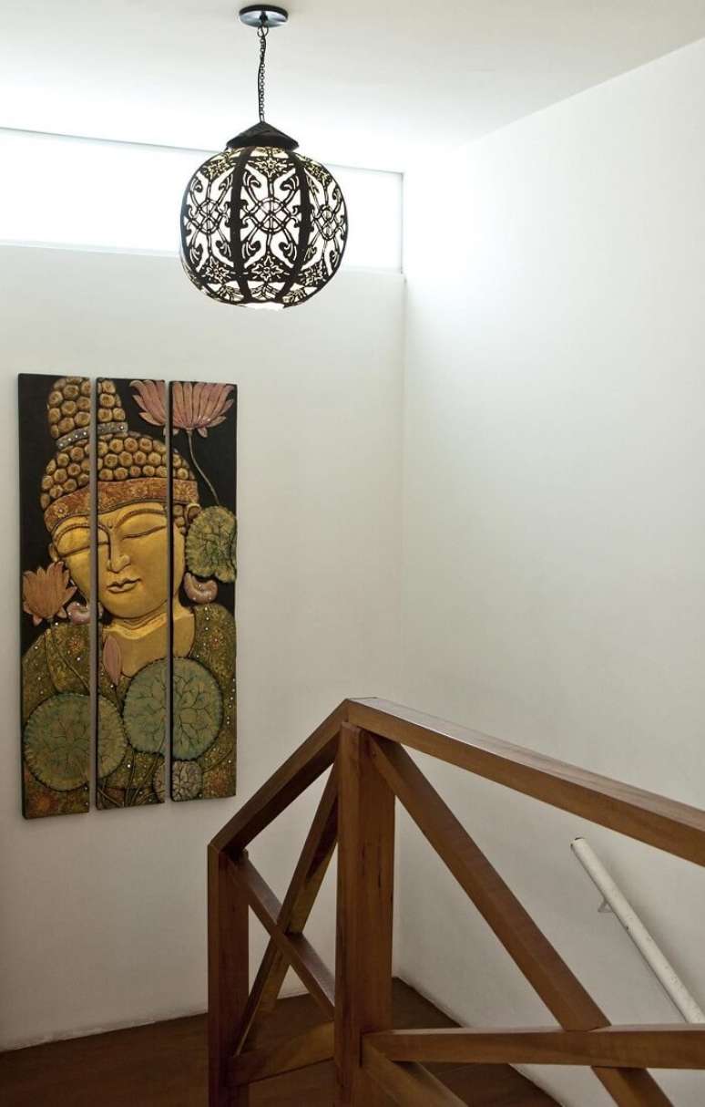 15. O lustre para escada interna se conecta com a decoração do ambiente. Fonte: Cactus Arquitetura