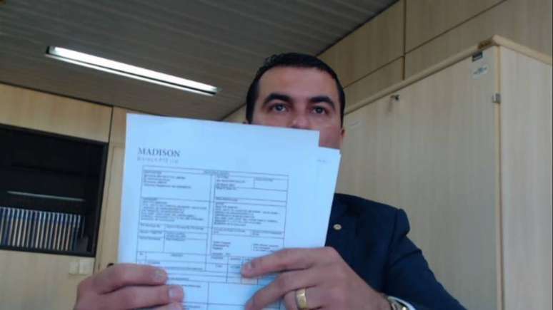 O deputado Luis Miranda mostra nota fiscail irregular durante depoimento à PF; ‘Foi apresentado ao presidente’, afirma parlamentar