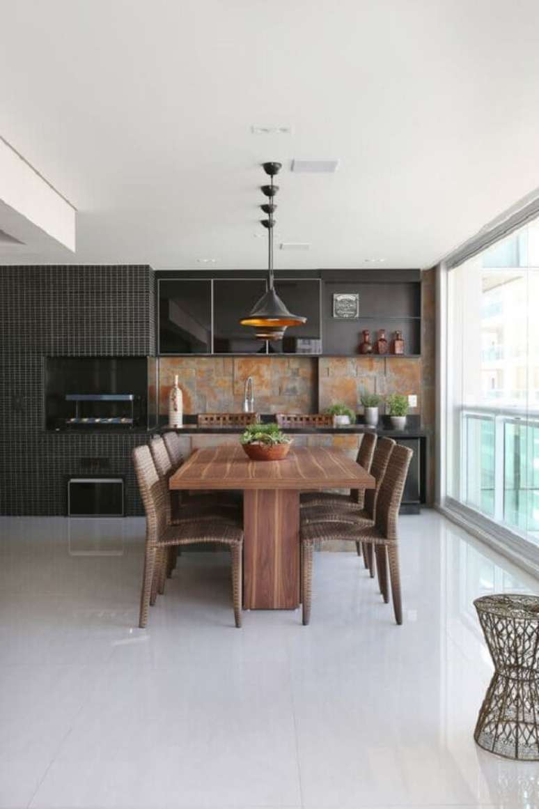 31. Decoração de apartamento com varanda gourmet com revestimento preto – Foto: Mariana Orsi