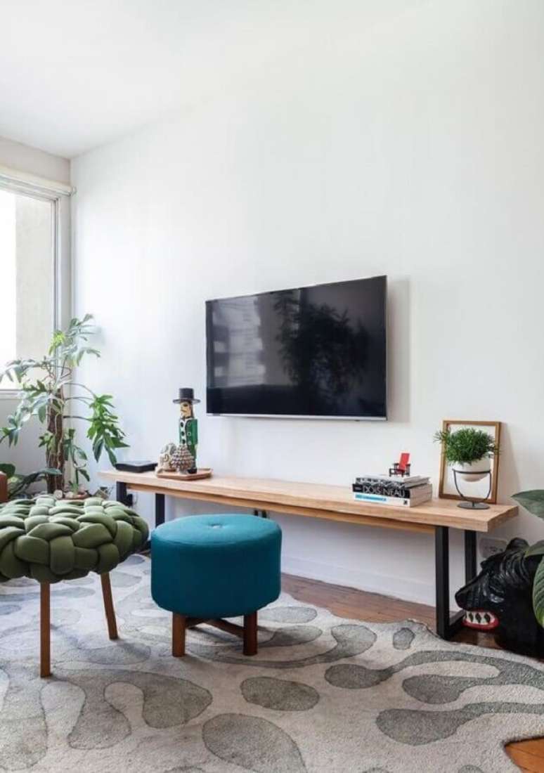 35. Decora&ccedil;&atilde;o simples com puff banqueta para sala de TV &ndash; Foto: Hist&oacute;rias de Casa