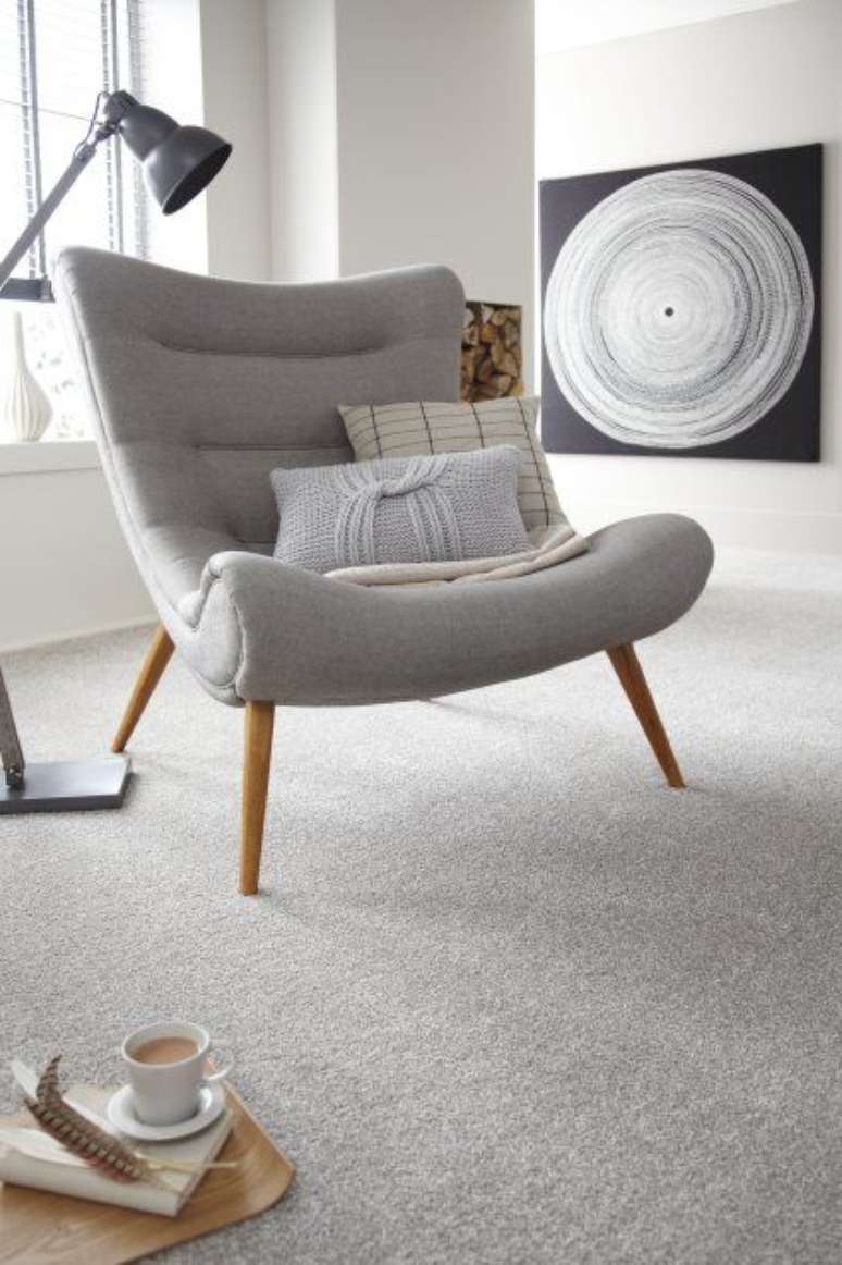 23. Carpete para sala com poltrona cinza – Foto Cormar Carpets