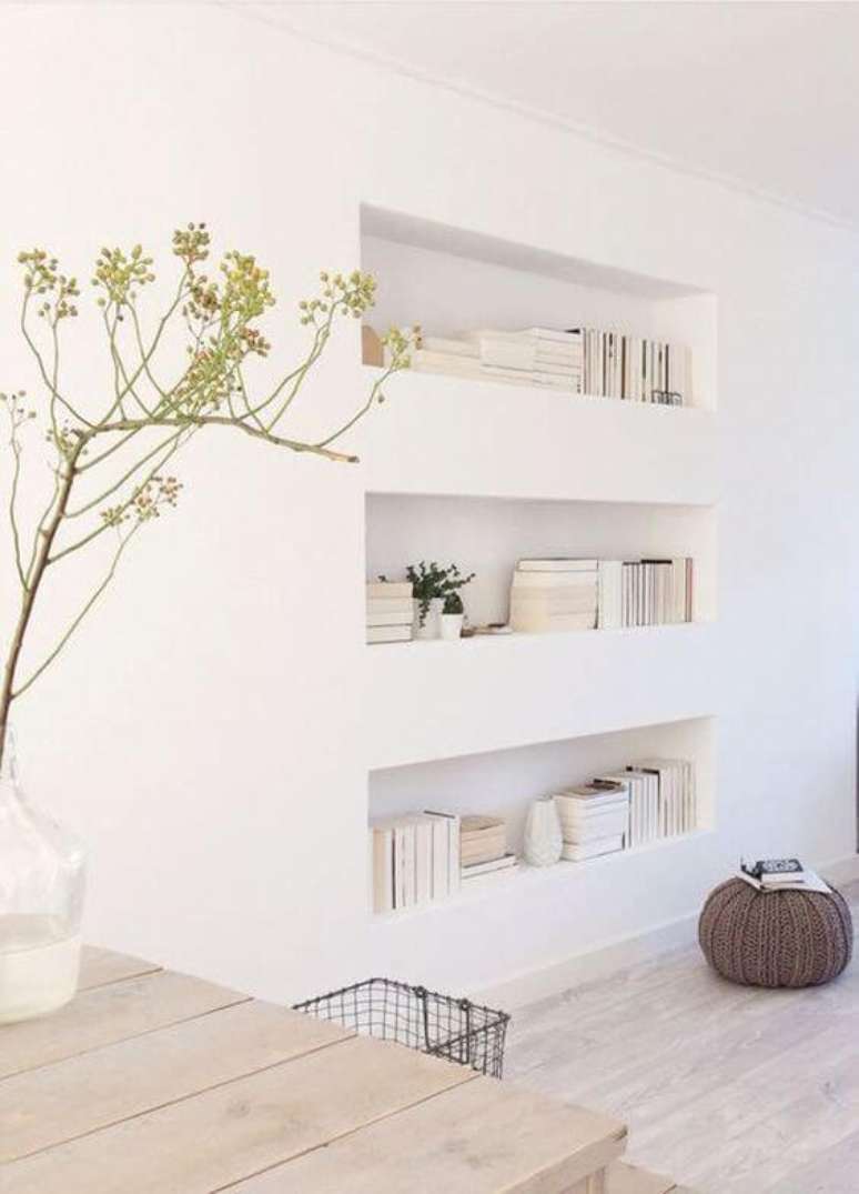 29. Sala com decoração de gesso para livros – Foto Pinterest