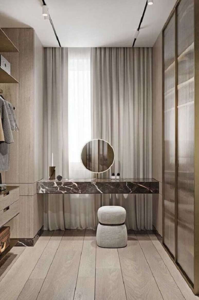 12. Banqueta puff pequena para decora&ccedil;&atilde;o de closet moderno planejado &ndash; Foto: Futurist Architecture