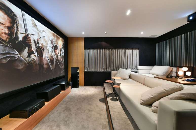 48. Sala de estar aconchegante com carpete cinza – Foto Revista VD