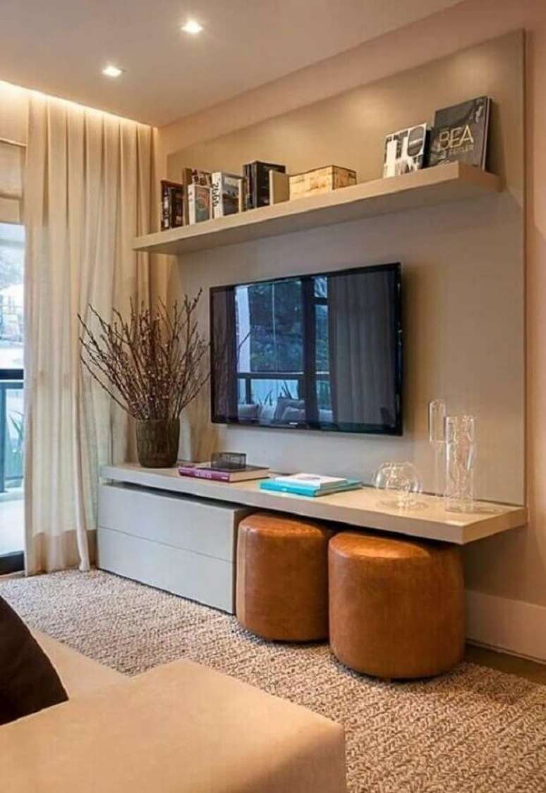 46. Puff banqueta redondo de couro para decoração de sala de TV em cores neutras – Foto: Casa de Valentina