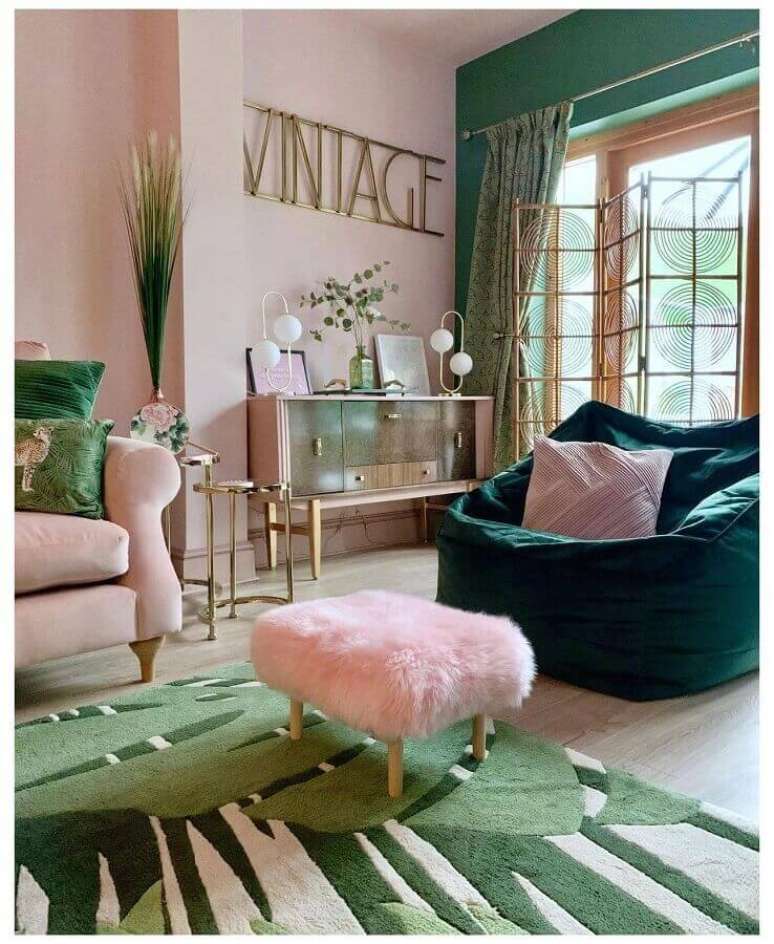 60. Sala rosa e verde decorada com puff banqueta quadrado – Foto: Pinterest