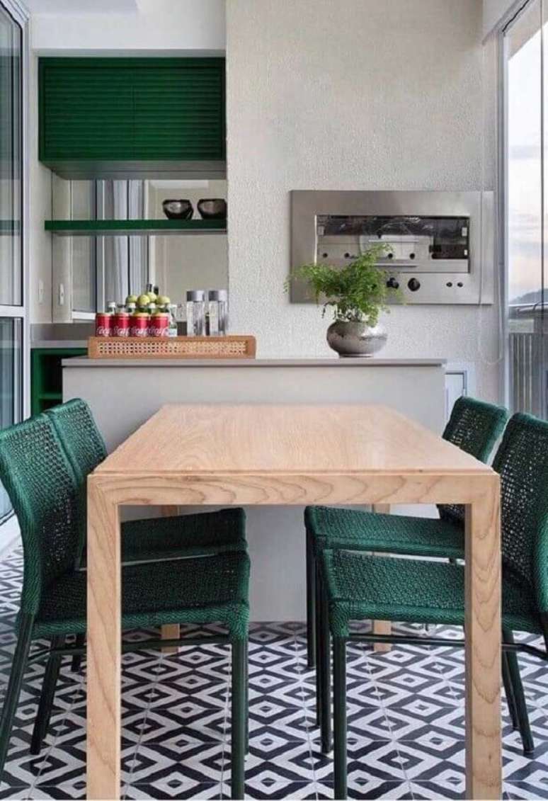 38. Decoração simples com cadeira verde para apartamento com varanda gourmet e churrasqueira – Foto: Dicas de Mulher