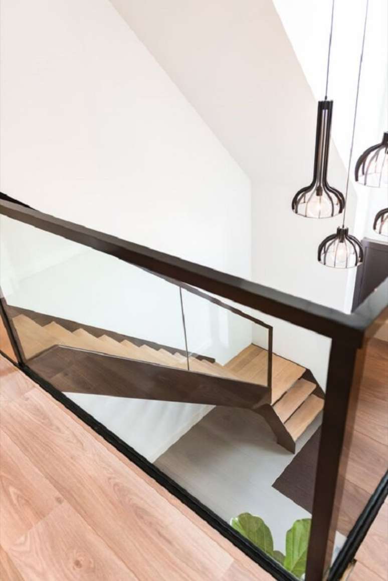30. Lustre pendente para escada com design moderno. Fonte: Pinterest