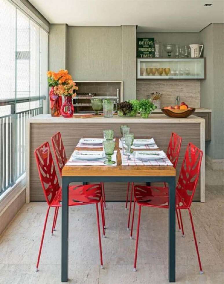 27. Cadeira vermelha para decoração de varanda gourmet para apartamento pequeno – Foto: Pinterest