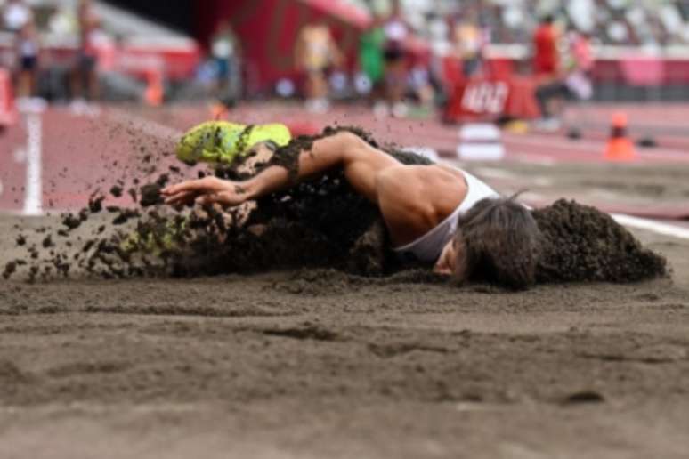 Plaetsen caiu de cara na areia após lesão (Foto: Ben STANSALL / AFP)
