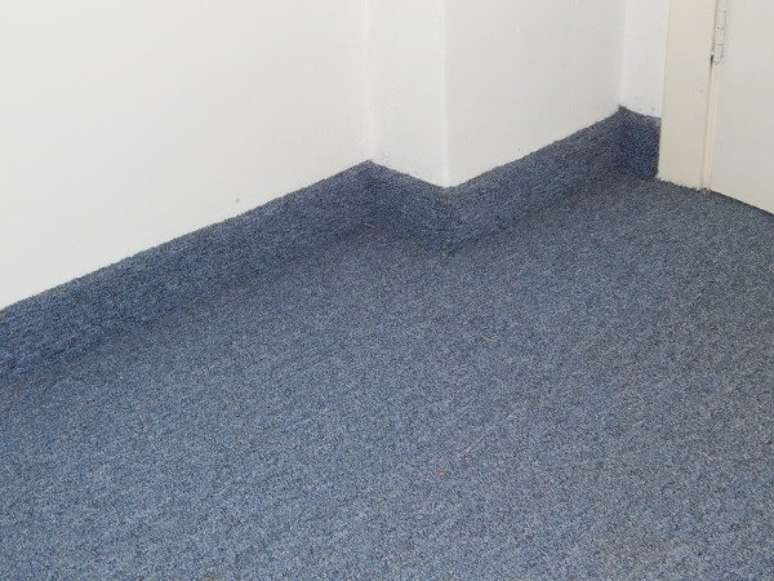 44. Carpete para sala na cor azul com rodapé – Foto Habitissimo