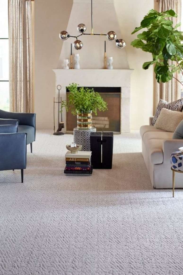 1. Carpete para sala bege com decoração em azul e bege sofisticada – Foto Carpetone