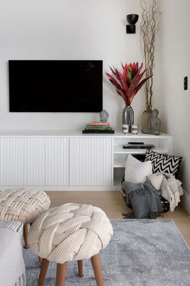 19. Decora&ccedil;&atilde;o com puff banqueta para sala de TV branca &ndash; Foto: Casa de Valentina