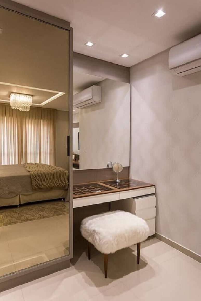 44. Puff banqueta quadrado para penteadeira para decora&ccedil;&atilde;o de quarto de casal planejado &ndash; Foto: Homify