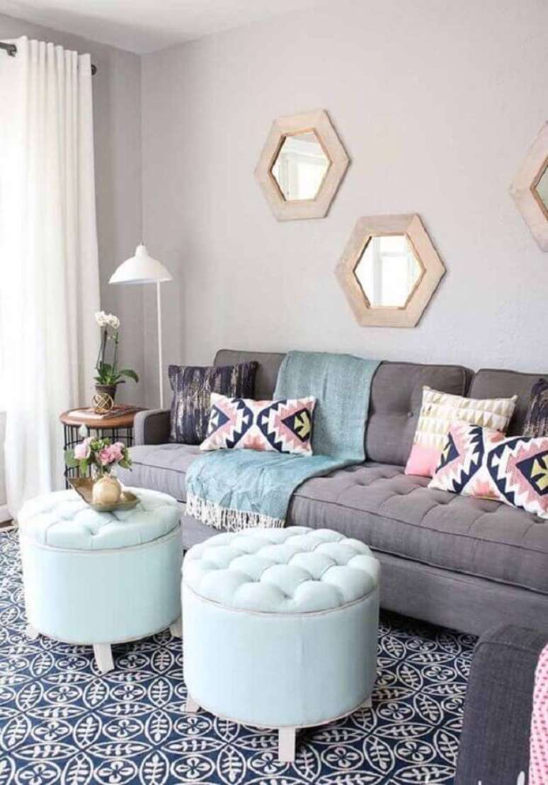 56. Sala decorada com sofá cinza e puff banqueta redondo branco – Foto: Habitare