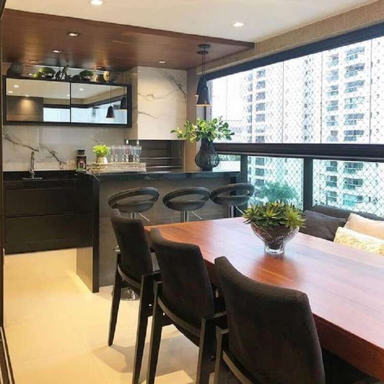 58. Revestimento de mármore para decoração de apartamento com varanda gourmet e churrasqueira – Foto: Jeito de Casa