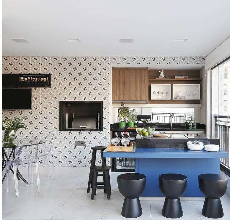 19. Banqueta baixa para decoração de apartamento com varanda gourmet grande e moderna – Foto: Triarq Arq.