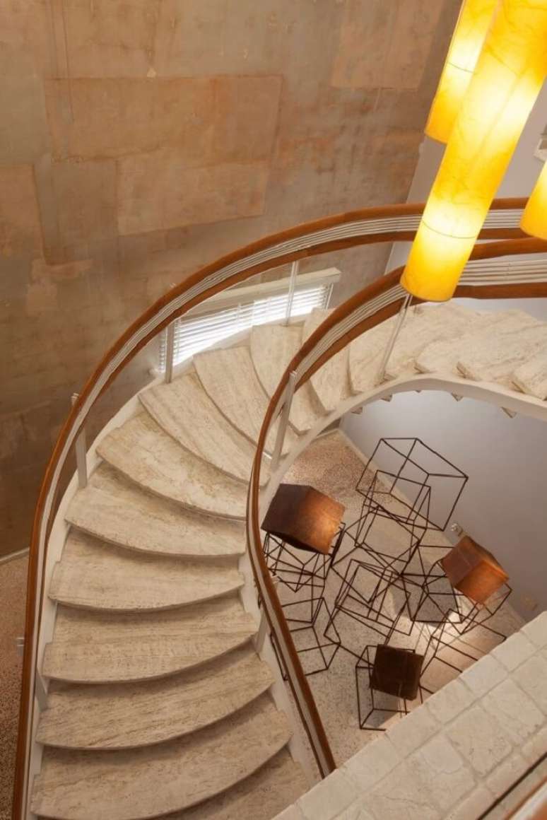 21. O lustre moderno para escada se destaca na decoração do ambiente. Projeto de Denise Barretto