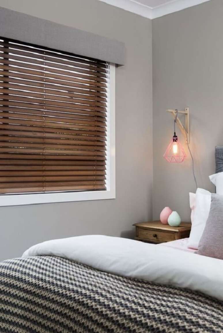 25. A persiana de madeira para quarto traz um toque de conforto para a decoração. Fonte: Pinterest