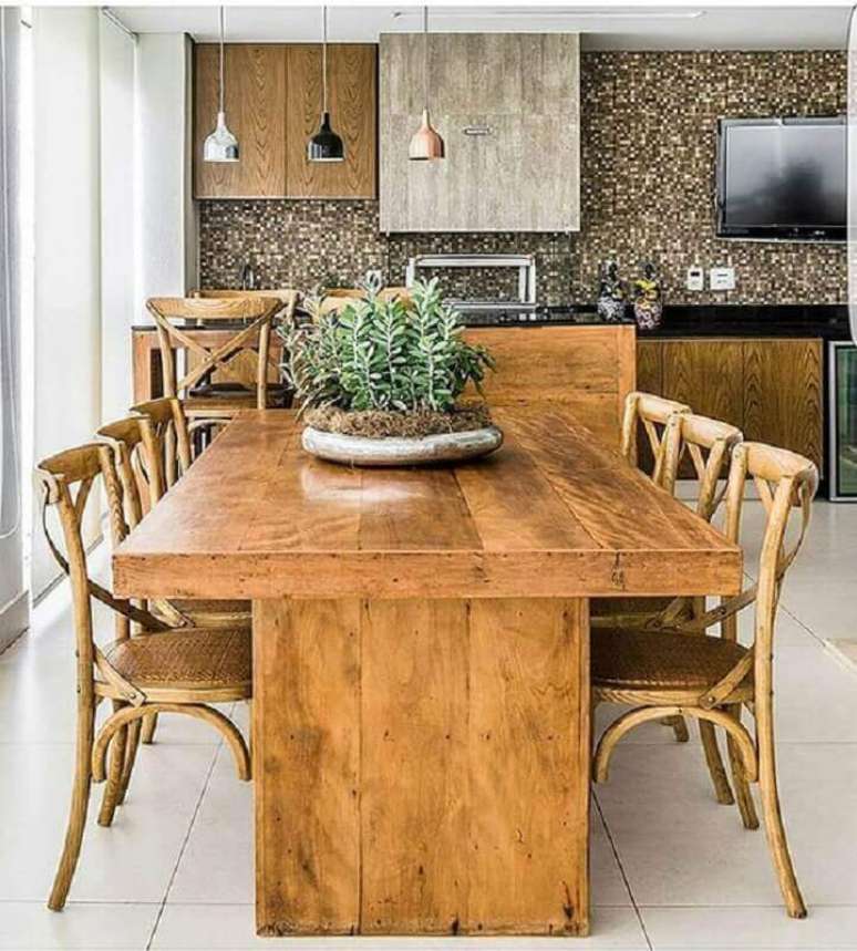 48. Mesa e cadeira de madeira para decoração de apartamento com varanda gourmet e churrasqueira – Foto: Mariana Orsi